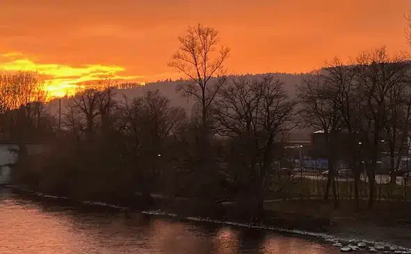 Abendrot mit Fluss und Bäumen