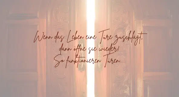 Im Hintergrund eine Türe, die sich öffnet und Licht hereinfällt. Spruch: Wenn das Leben eine Türe zuschlägt, öffne sie wieder. So funktionieren Türen.
