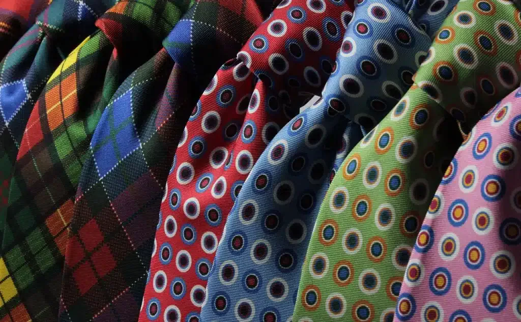 Verschieden farbige Kravatten, schön in einer Reihe drapiert. Auch eine schöne Kravatte kann die Selbstliebe vertiefen.