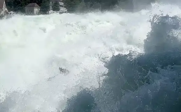 Rheinfall mit viel Wasser