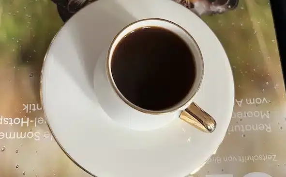 Eine weisse Espressotasse