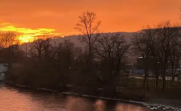 Abendrot mit Fluss und Bäumen