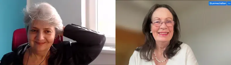 Zwei Frauen im Zoom Gespräch. Sie lachen.