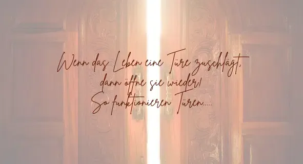 Im Hintergrund eine Türe, die sich öffnet und Licht hereinfällt. Spruch: Wenn das Leben eine Türe zuschlägt, öffne sie wieder. So funktionieren Türen.