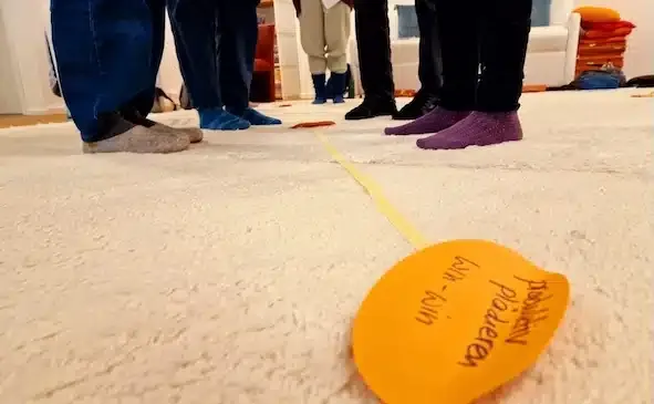 Menschen stehen auf einem Diagramm am Boden, um ihren Eskalationstypen zu erforschen. 
Erforschen geht besser gemeinsam: Teamwork makes the dream work.